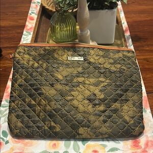 💥 2/$10 
Joan & David camo print Quilted large Cosmetic Travel Bag